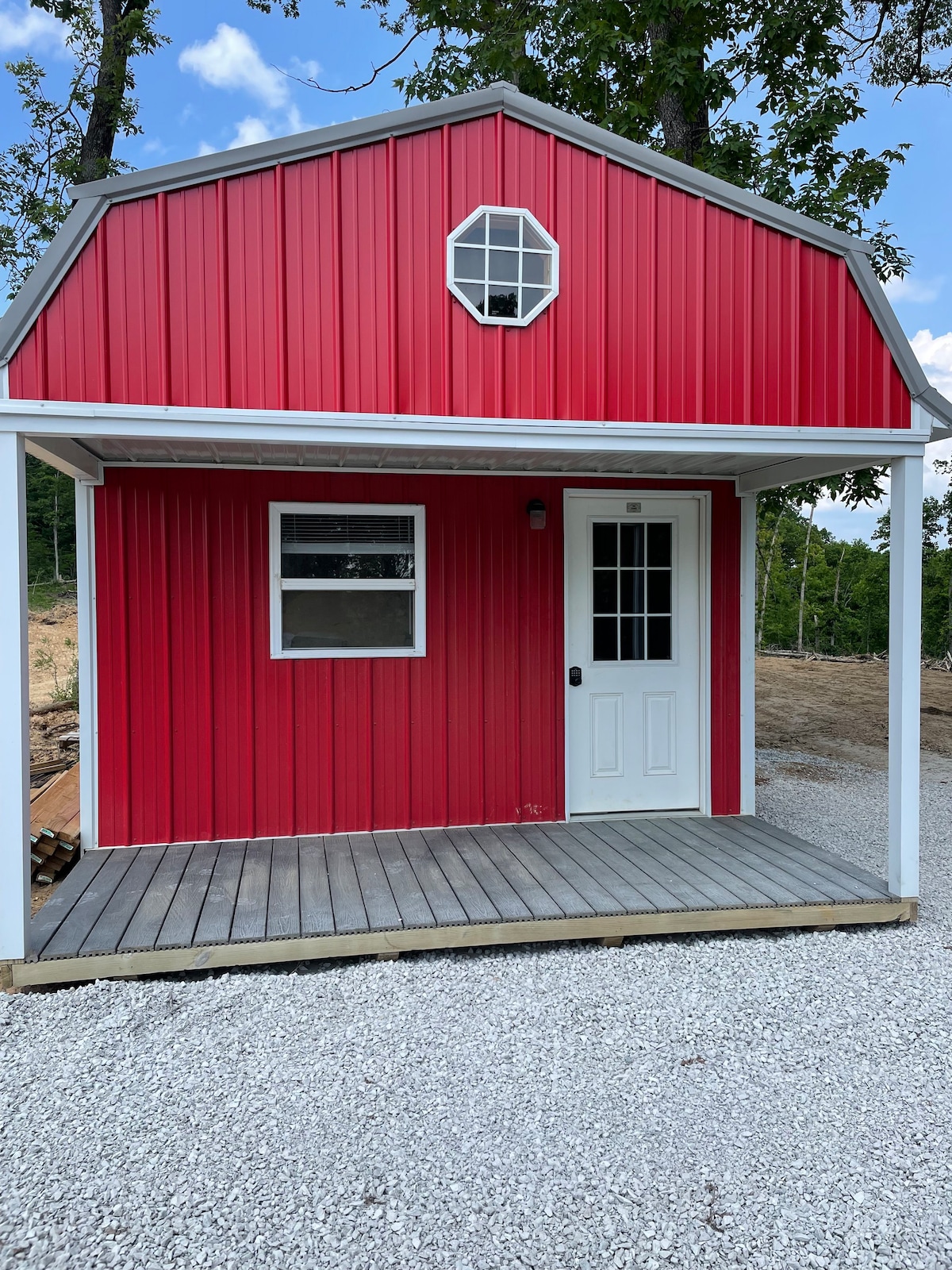 （红色）小木屋1张全尺寸床、2个阁楼、2张充气床垫