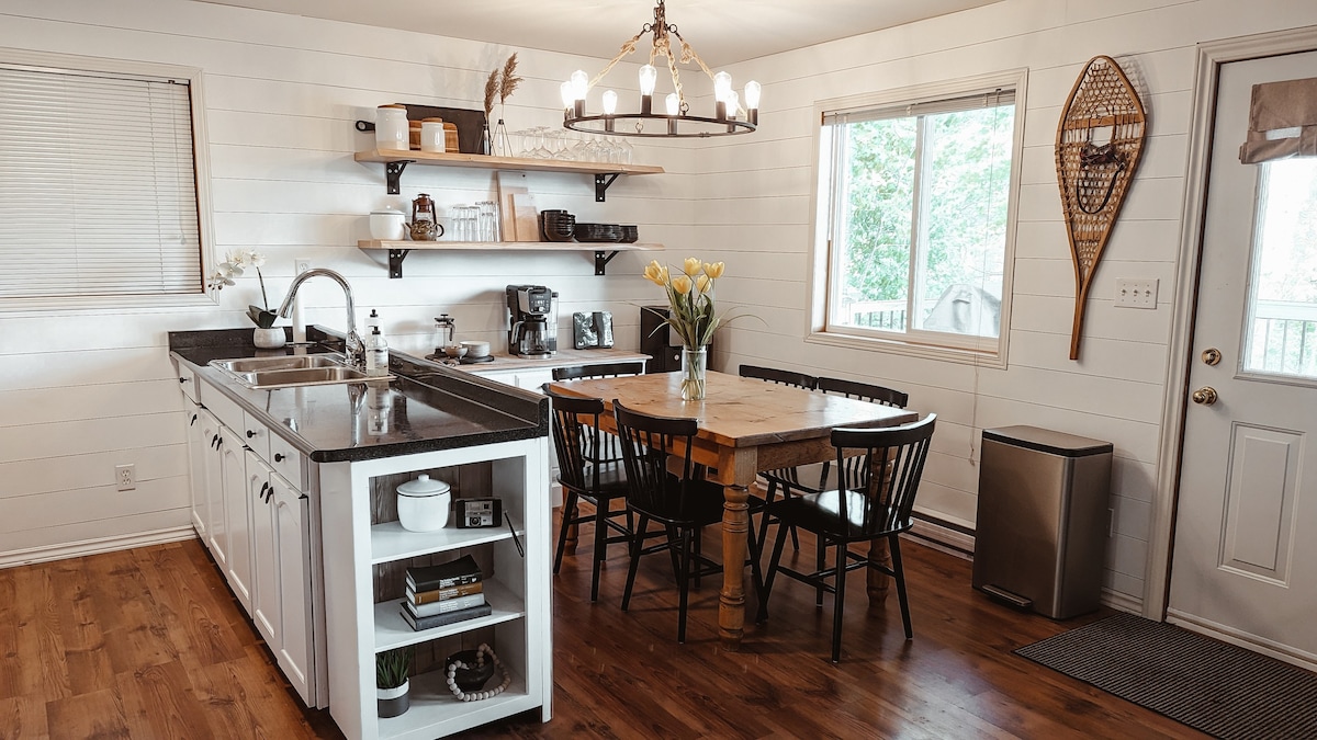 The Croft- Cozy Lakefront Cottage with View