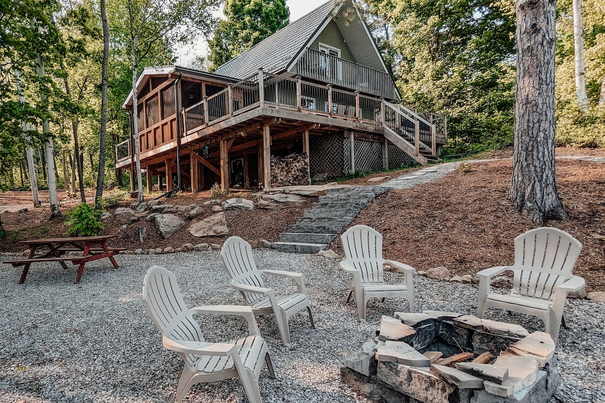 The Croft- Cozy Lakefront Cottage with View