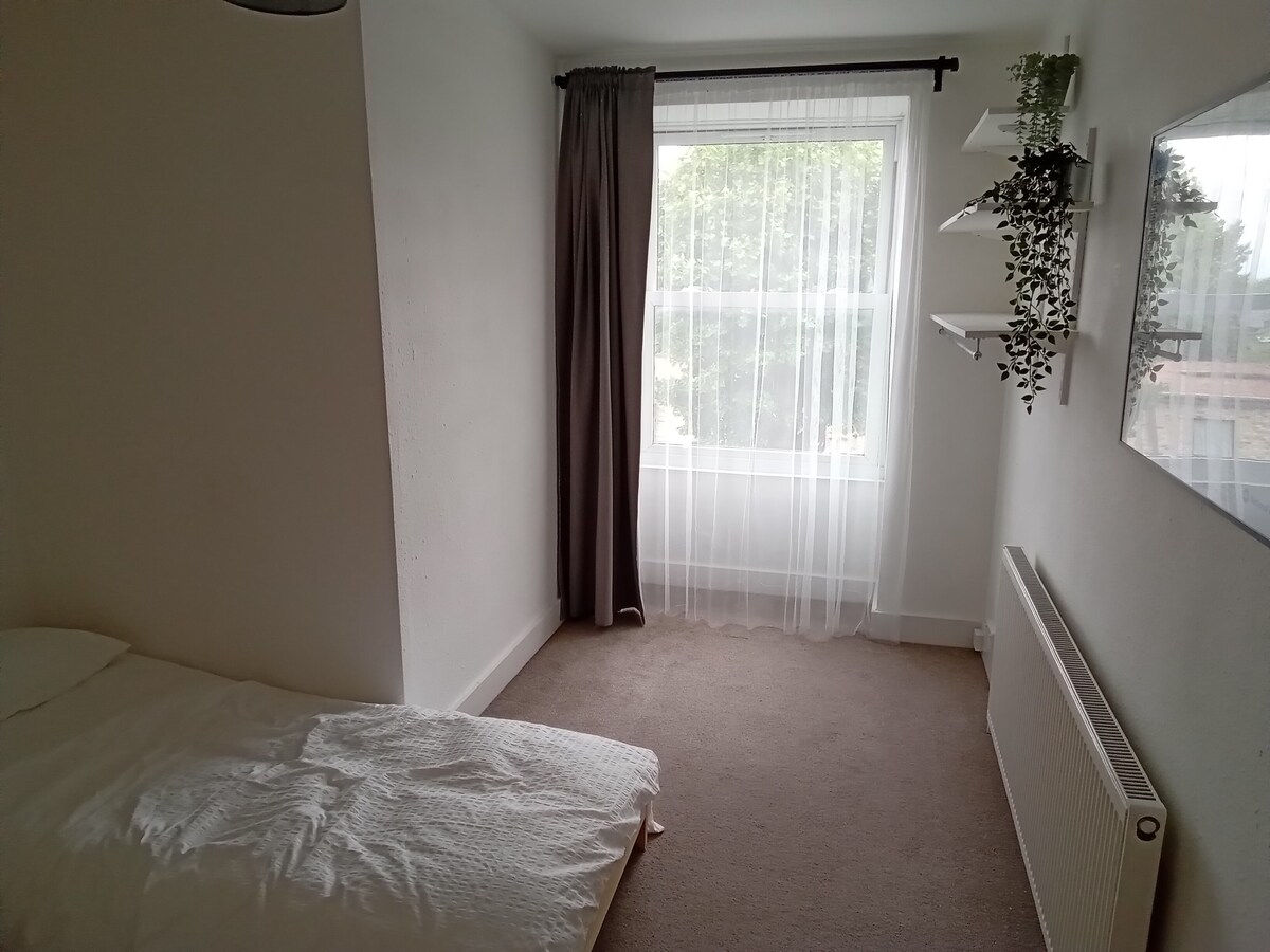 2 Bed Flat in North London, close to station