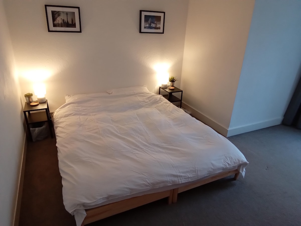 2 Bed Flat in North London, close to station