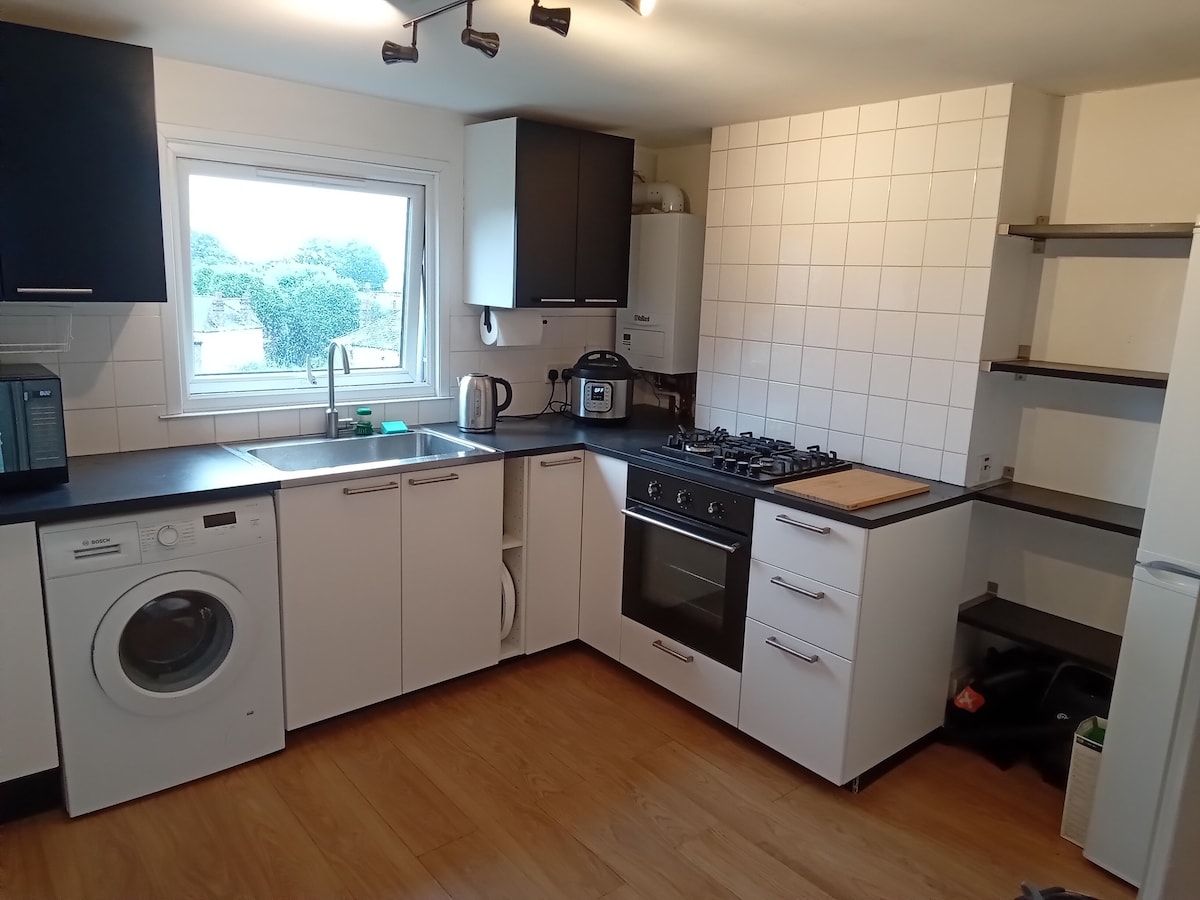 2 Bed Flat in North London, close to station