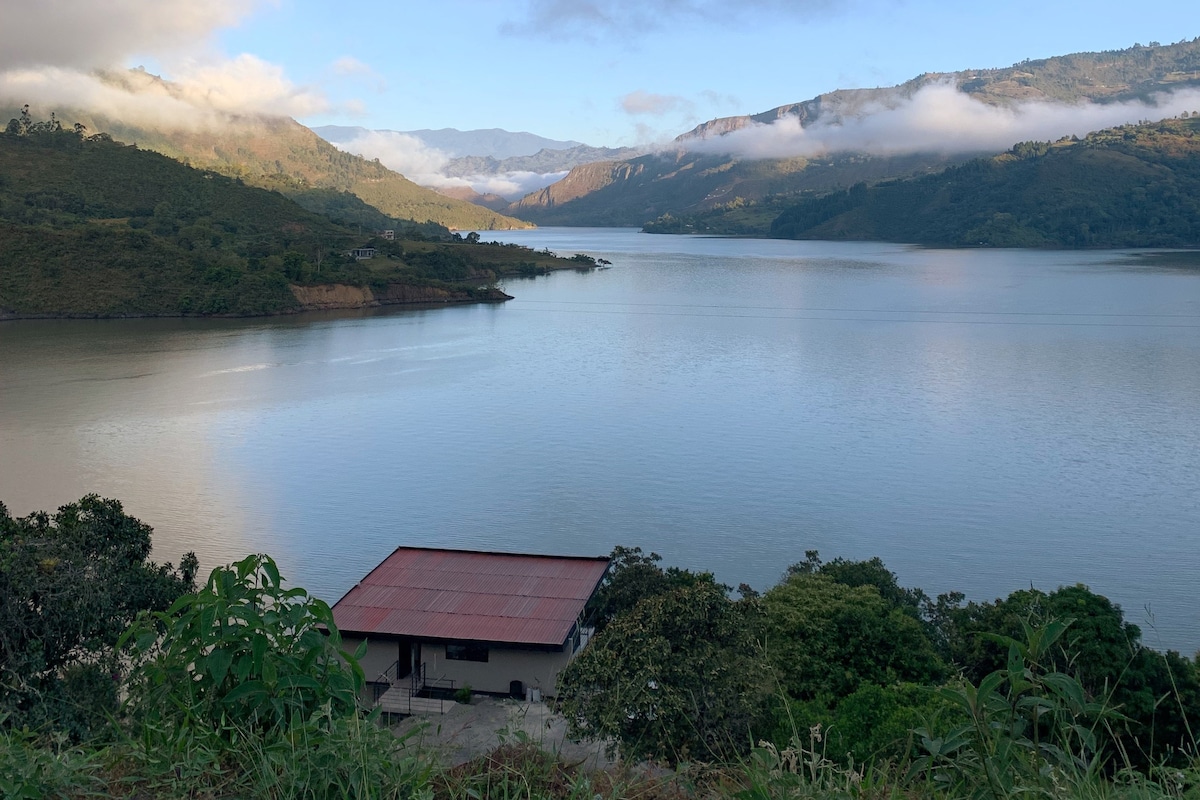 位于奇沃尔大坝（ Chivor Dam ）海岸的房源