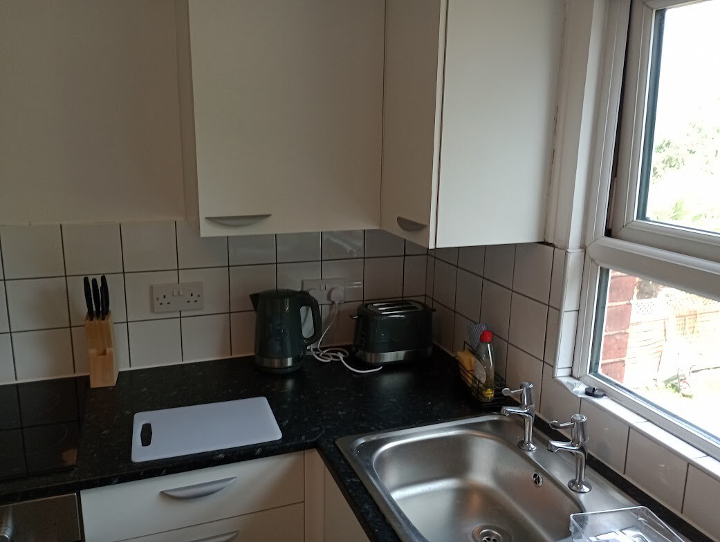 1 Bedroom Flat close to Town Centre, Railway & Bus