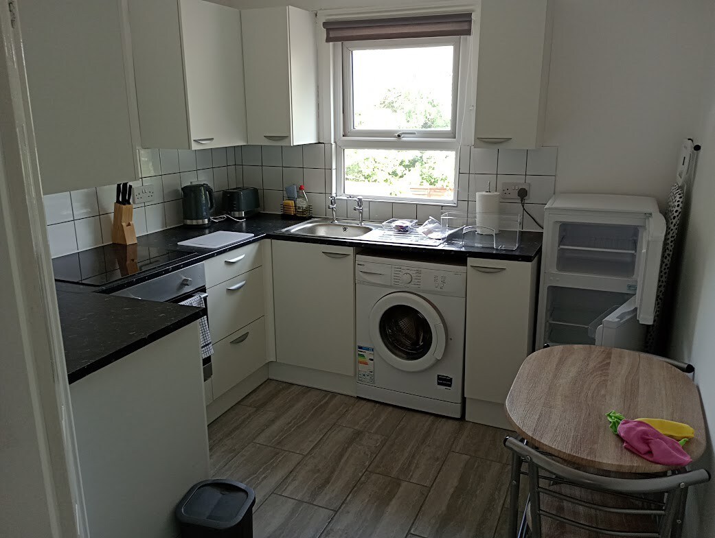 1 Bedroom Flat close to Town Centre, Railway & Bus