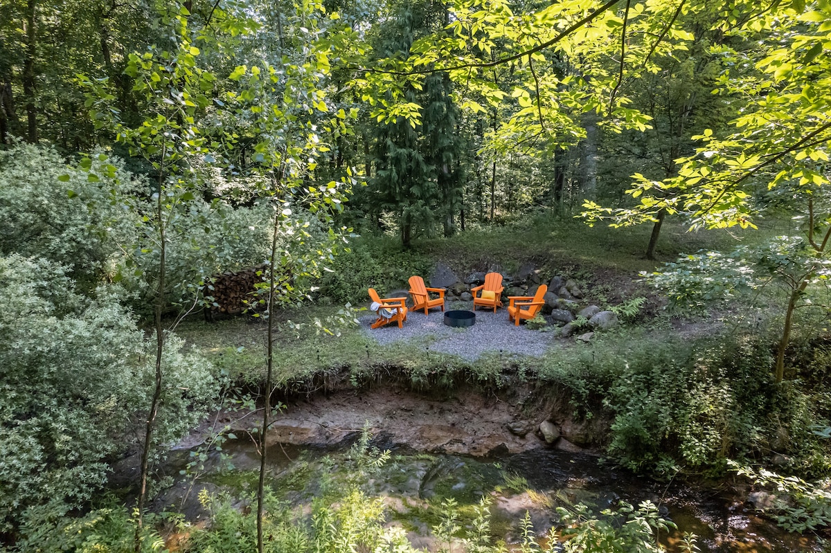 Cabin + creek stream + firepit + fireplace + BBQ