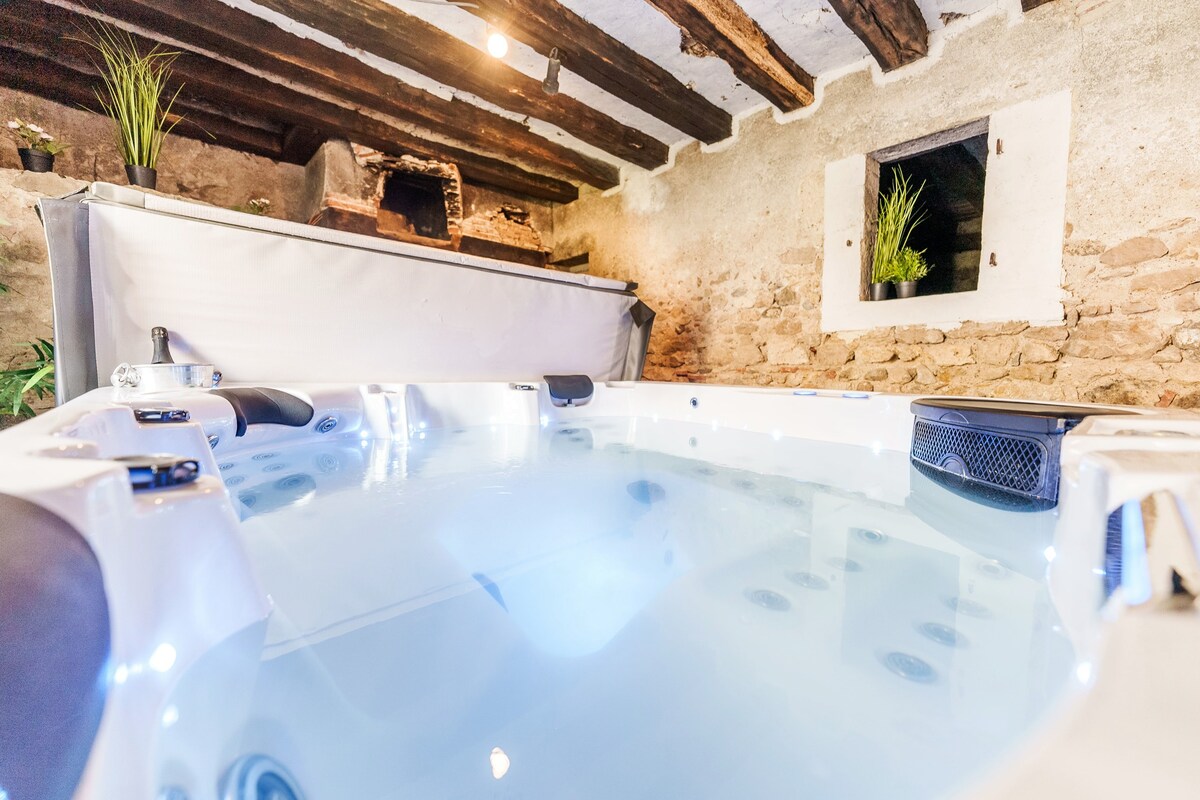 Domaine avec salle de réception, jacuzzi et jardin