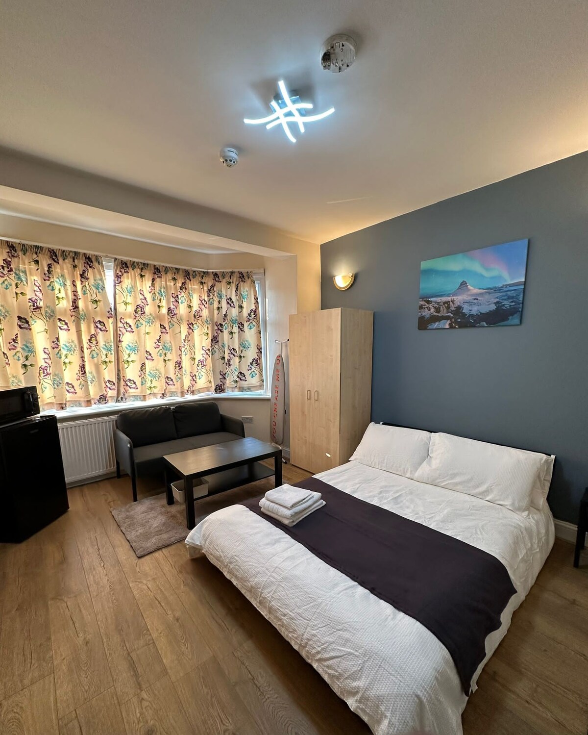 Spacious and Modern En-Suite Room in Ilford