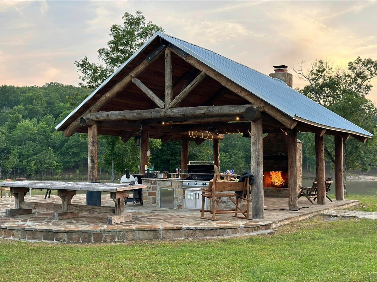 Lakefront Lodge with Amazing Views of Wildlife