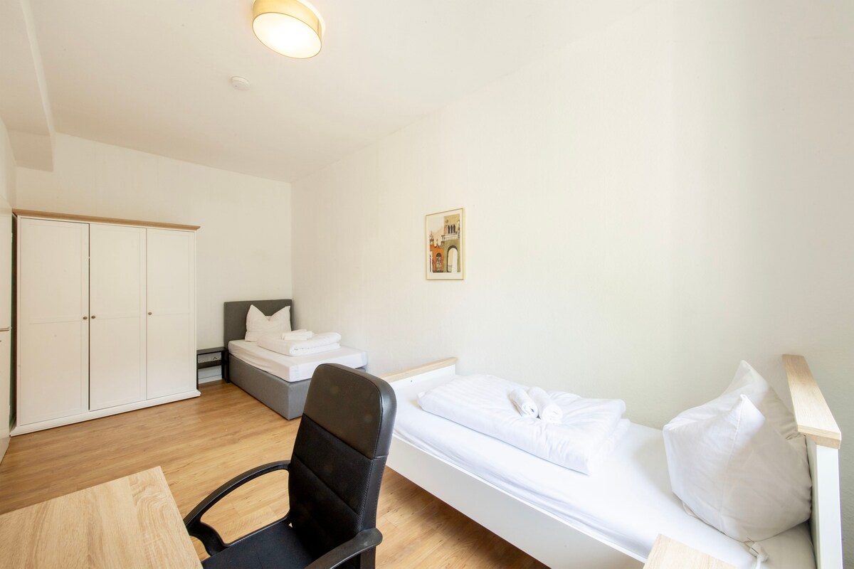 Stay and Work Apartment - 8 single beds - central