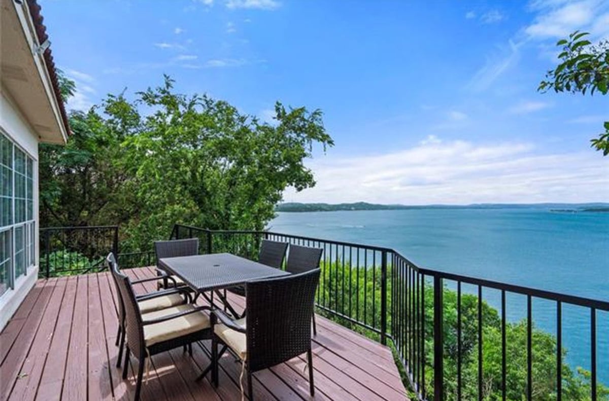 Stunning view on Lake Travis!
Lake access & HotTub