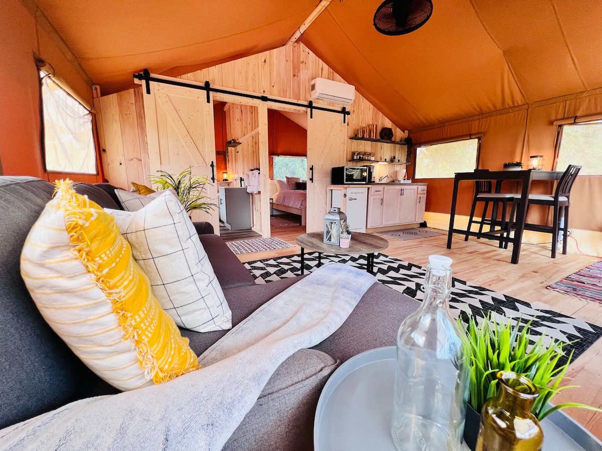 Tropical Glamping with Hot Tub