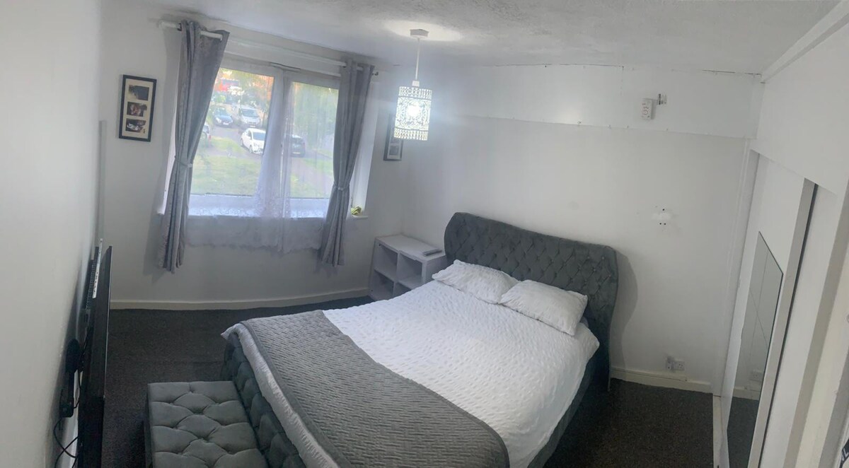 Double room central, free parking, no cleaning fee