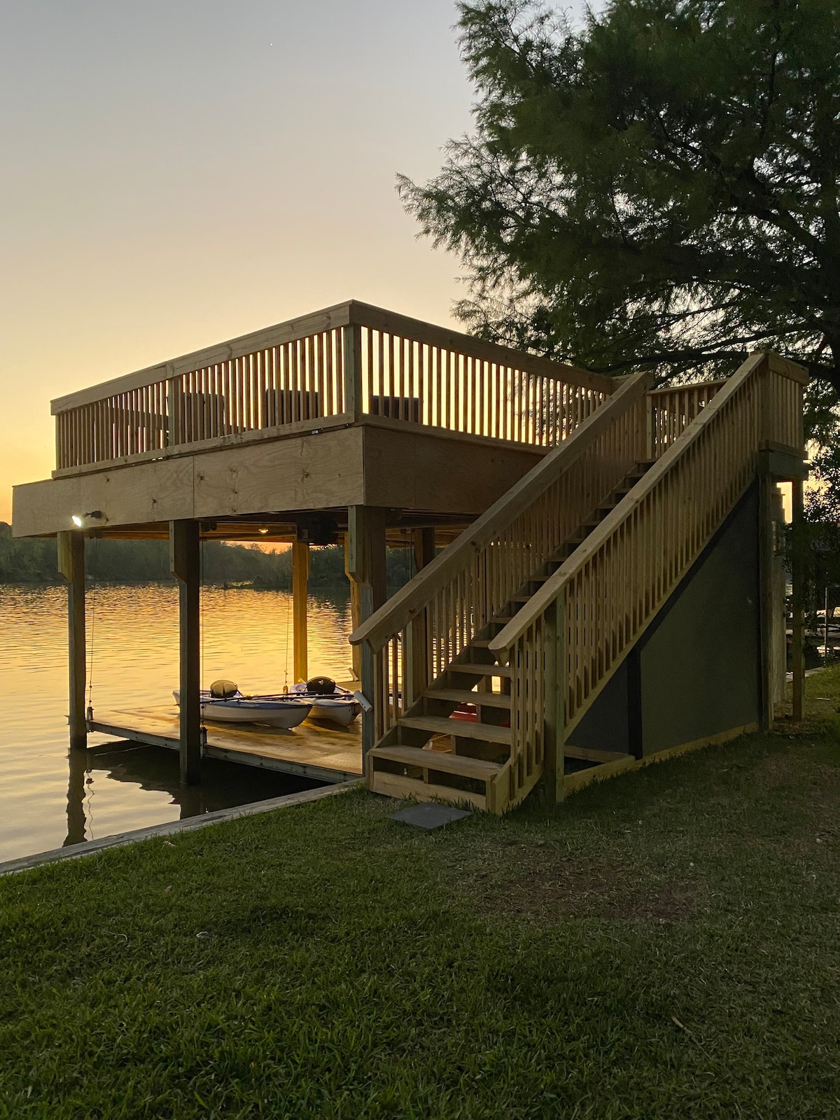 Lakefront Treehouse with Sundeck, Kayaks & Arcade