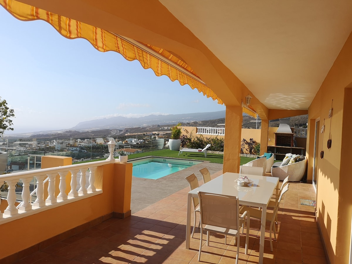 AnnaVilla Tijoco with ocean view and heated pool