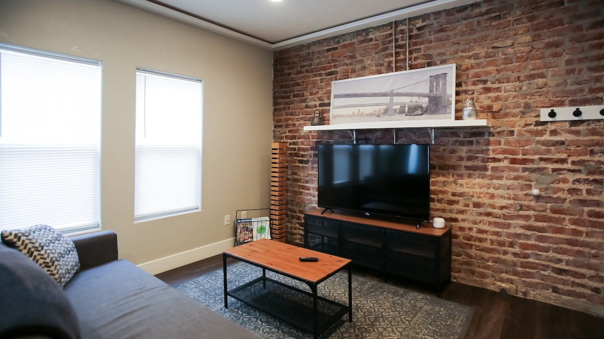 Newly Renovated Downtown Apartment