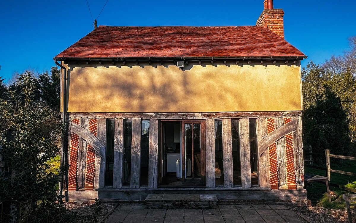 The Granary Cottage is a 15th century cottage