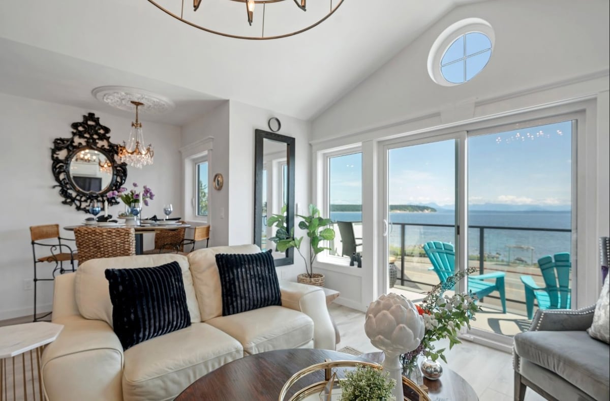 The PoiNT CoLLeCTiVe BeaCH HouZZ