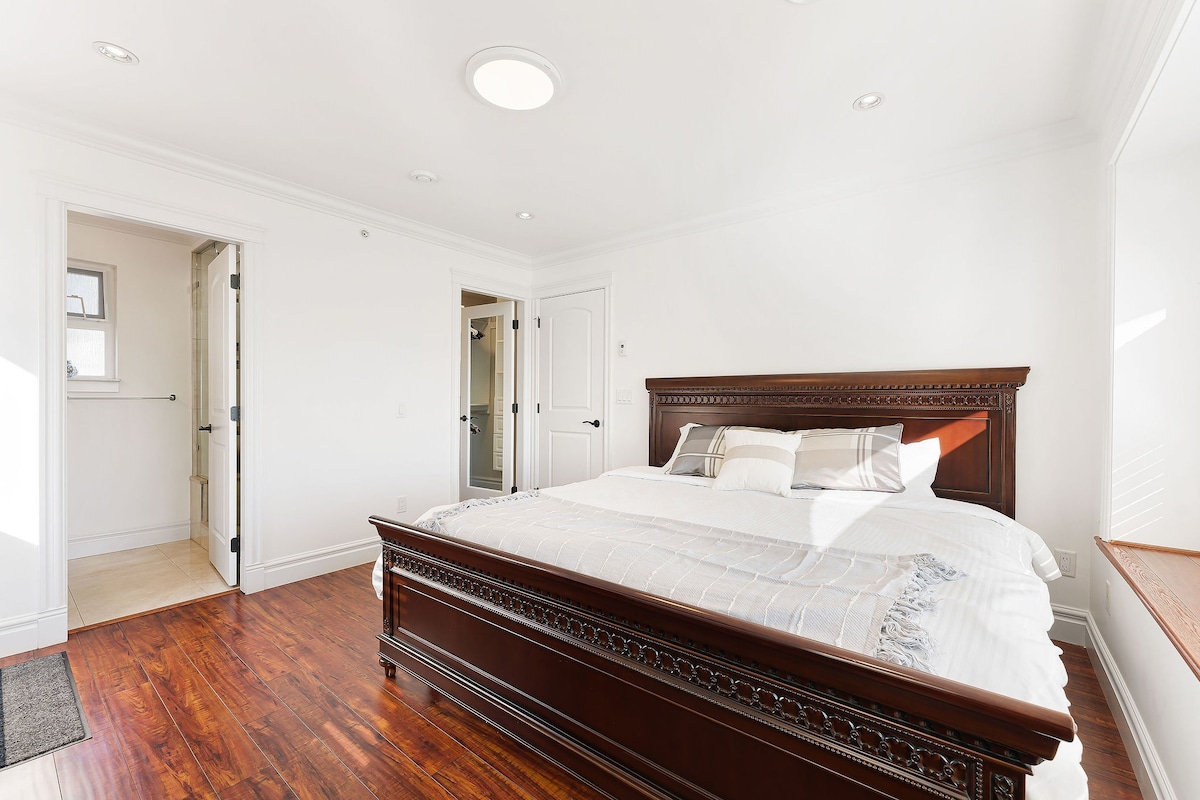 King Bed | Near DT Vancouver | The Opulence