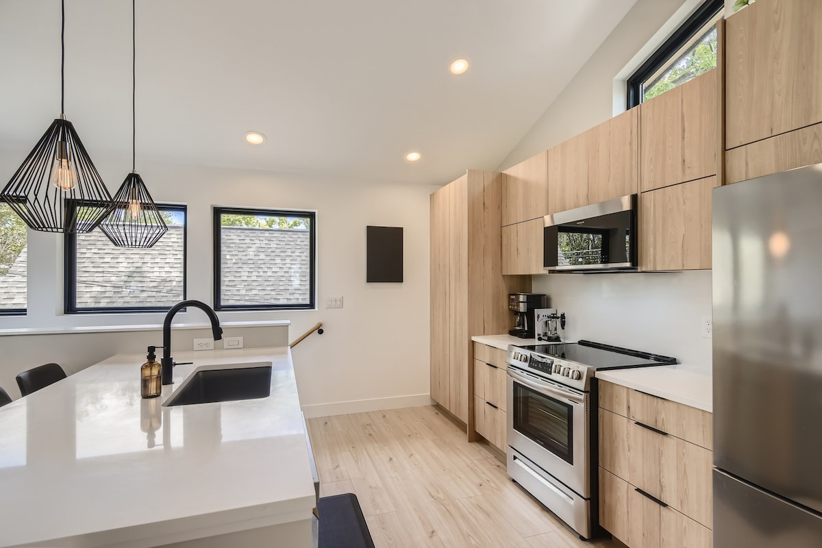 Modern 2BD Guest House | Walkable | Parking