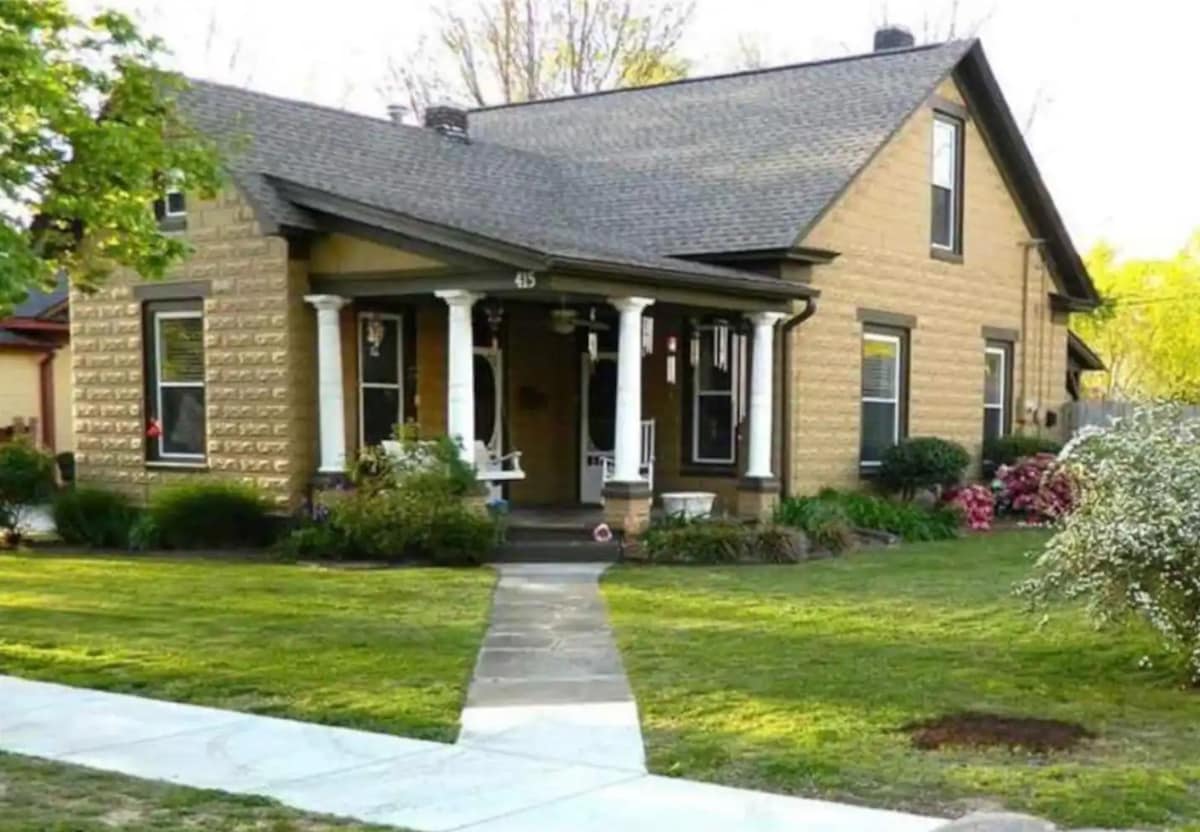 Downtown Rogers | 4 Bedroom Charming House