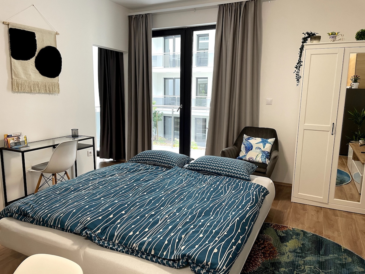 Modern apartment in city centre with free parking
