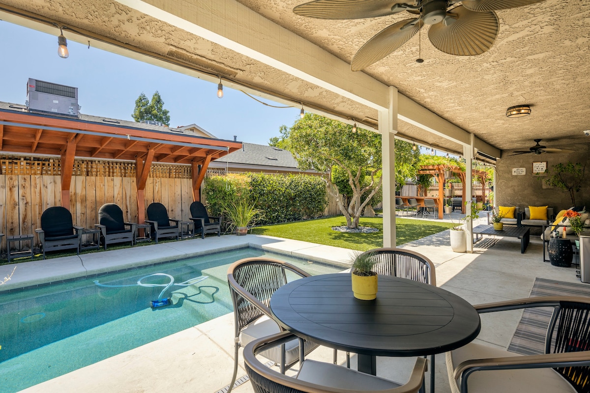 Modern Chef’s Kitchen Outdoor Oasis Pool & Spa