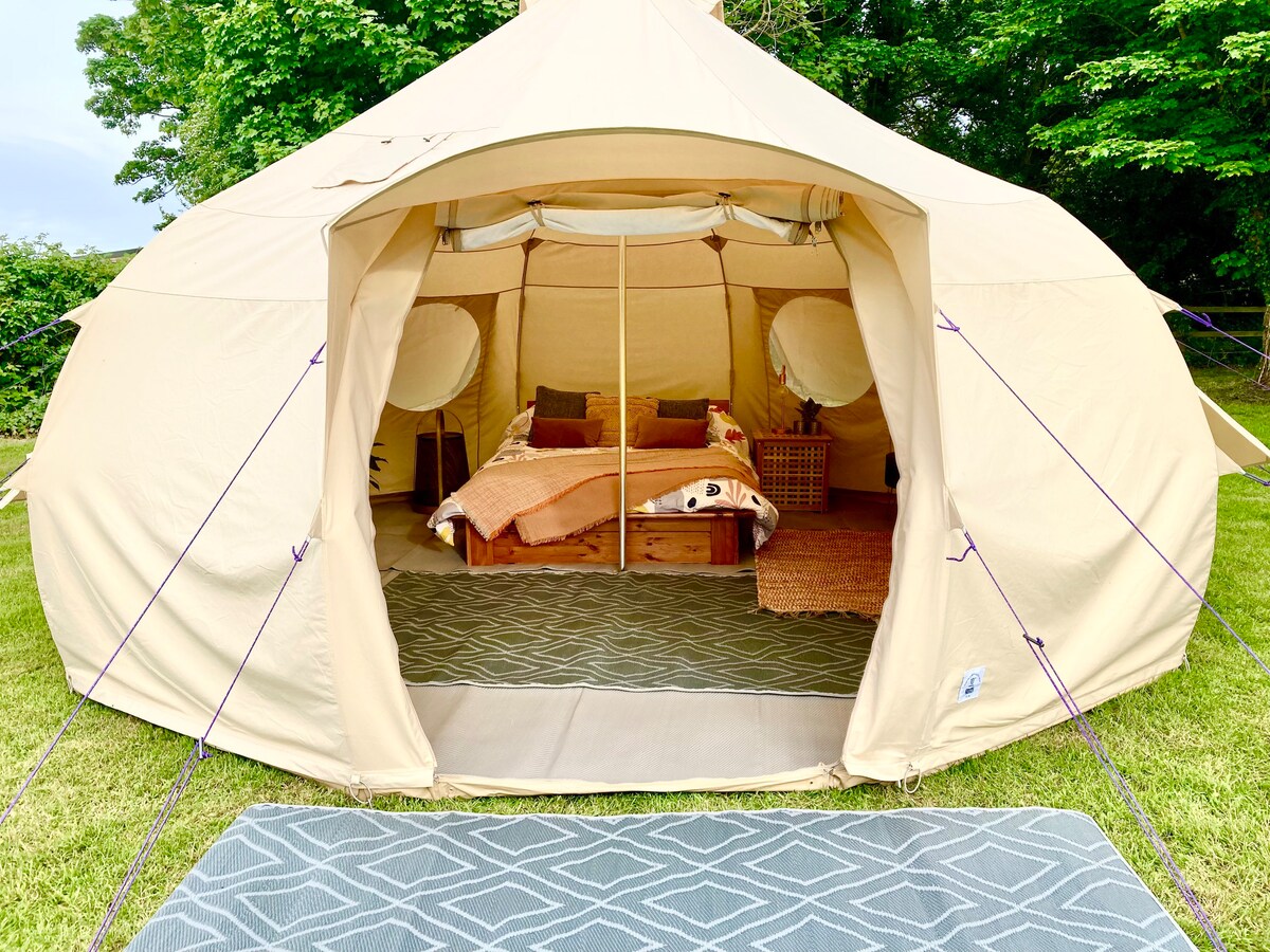 安布尔附近的华丽豪华露营帐篷，带木柴燃烧器