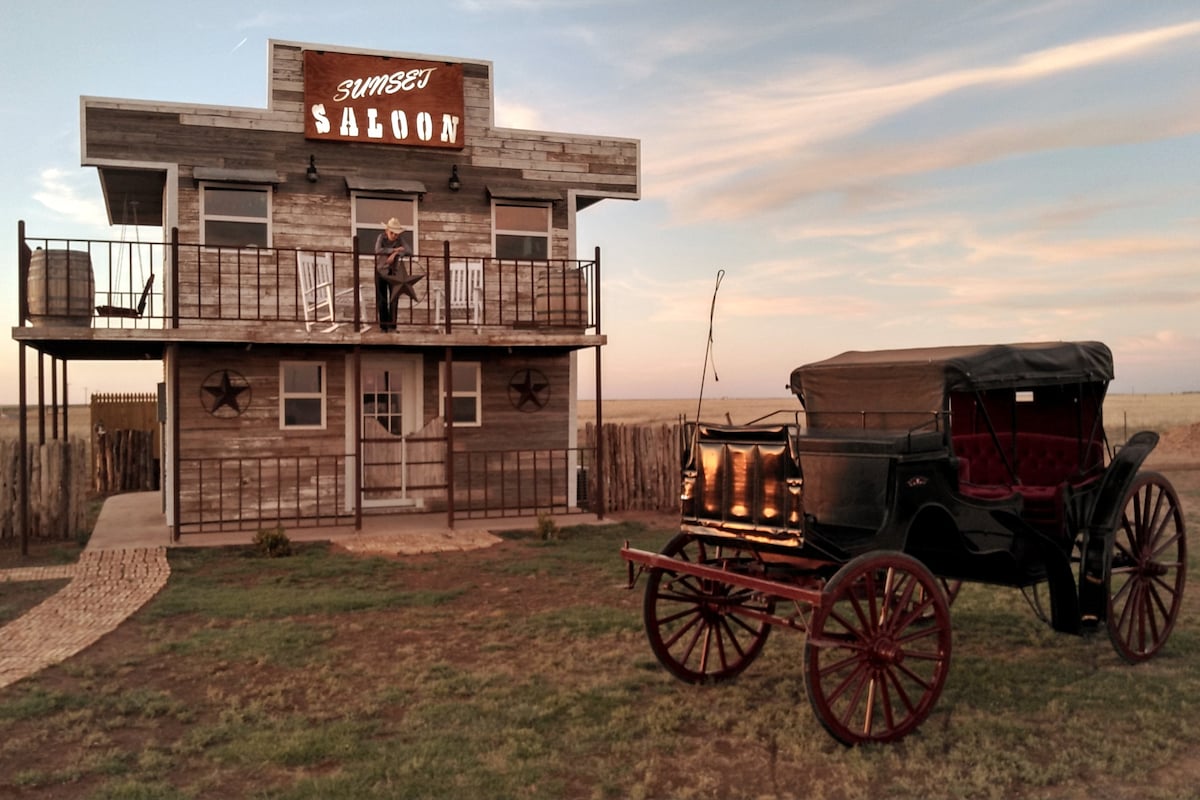 Sunset Saloon Themed Stay - Wooden Hot Tub