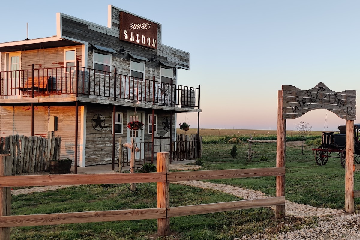 Sunset Saloon Themed Stay - Wooden Hot Tub