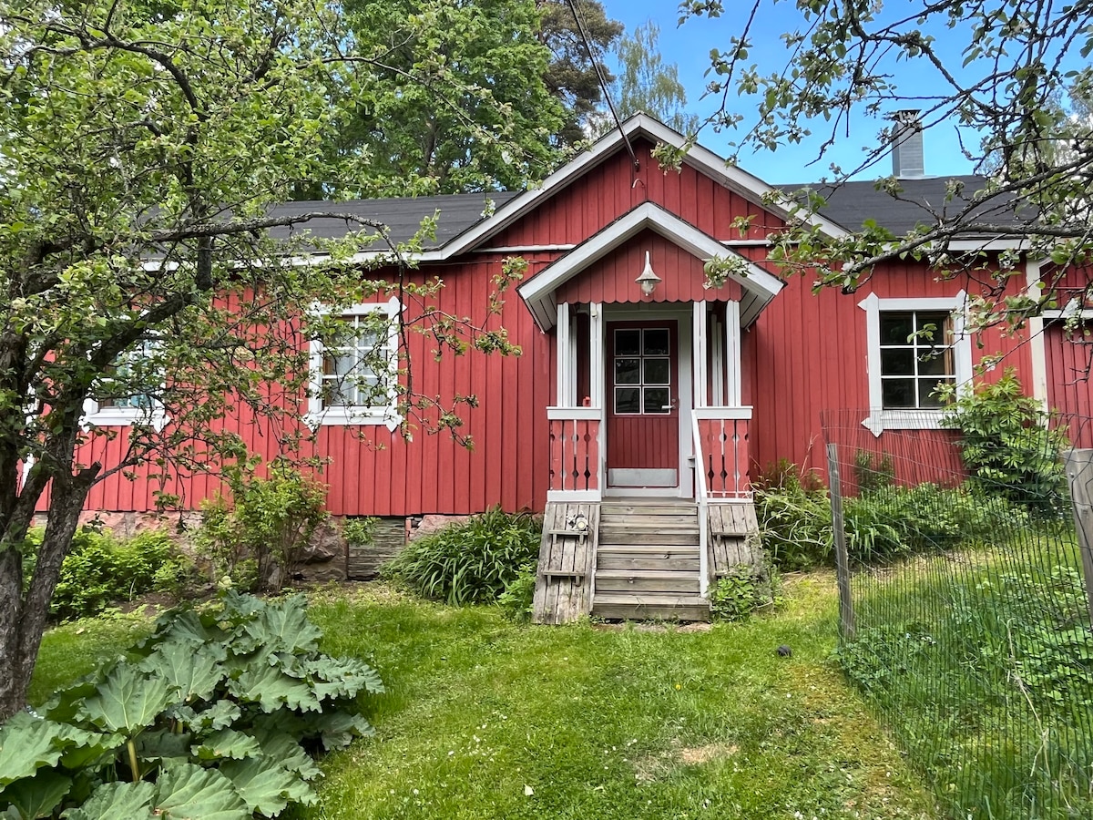 A cute sauna cottage (also in winter!)