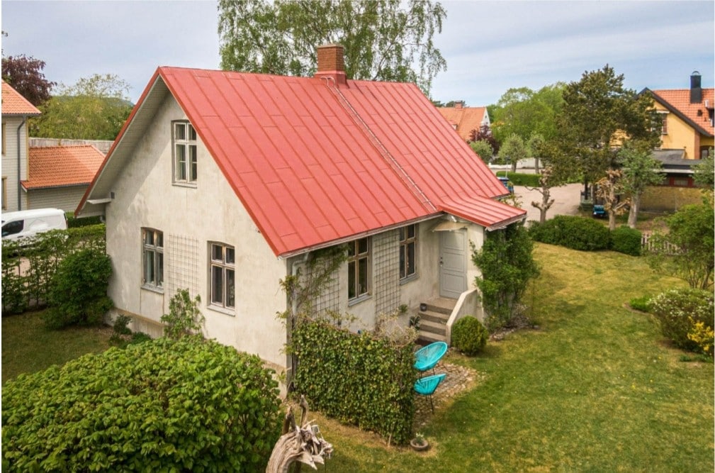 Idyllic summer house close to the beach