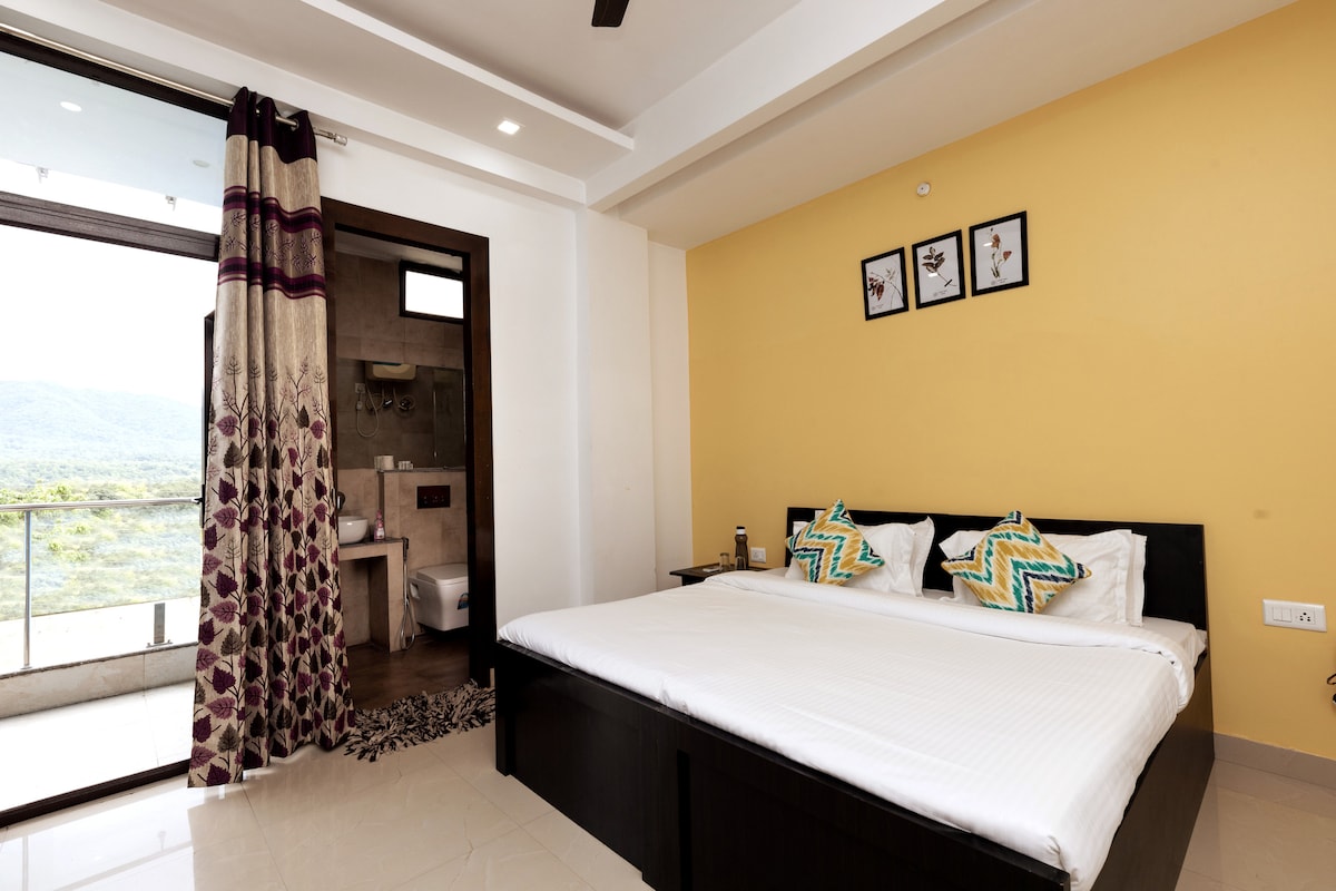 Daisy 3BHK by Wabi Sabi Stays | Private balcony