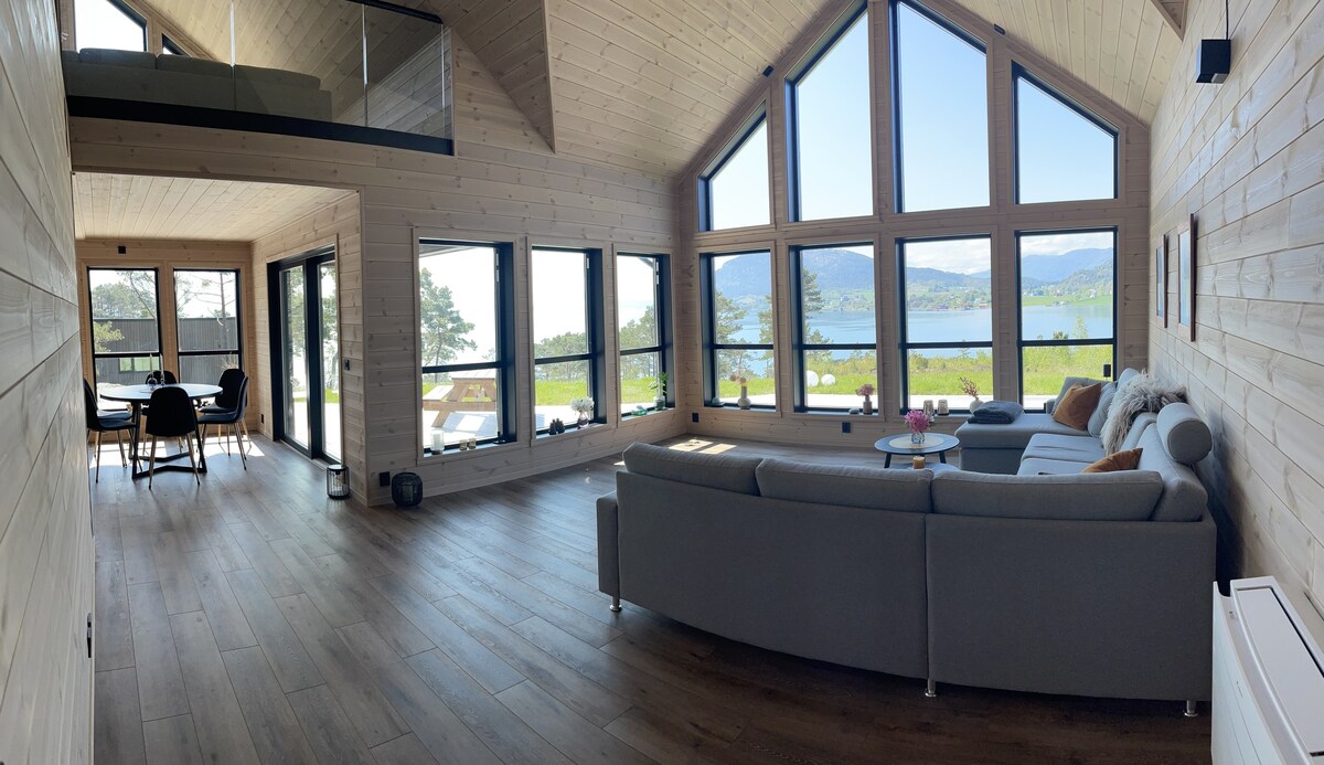 Luxurious cabin by the Hardanger fjord