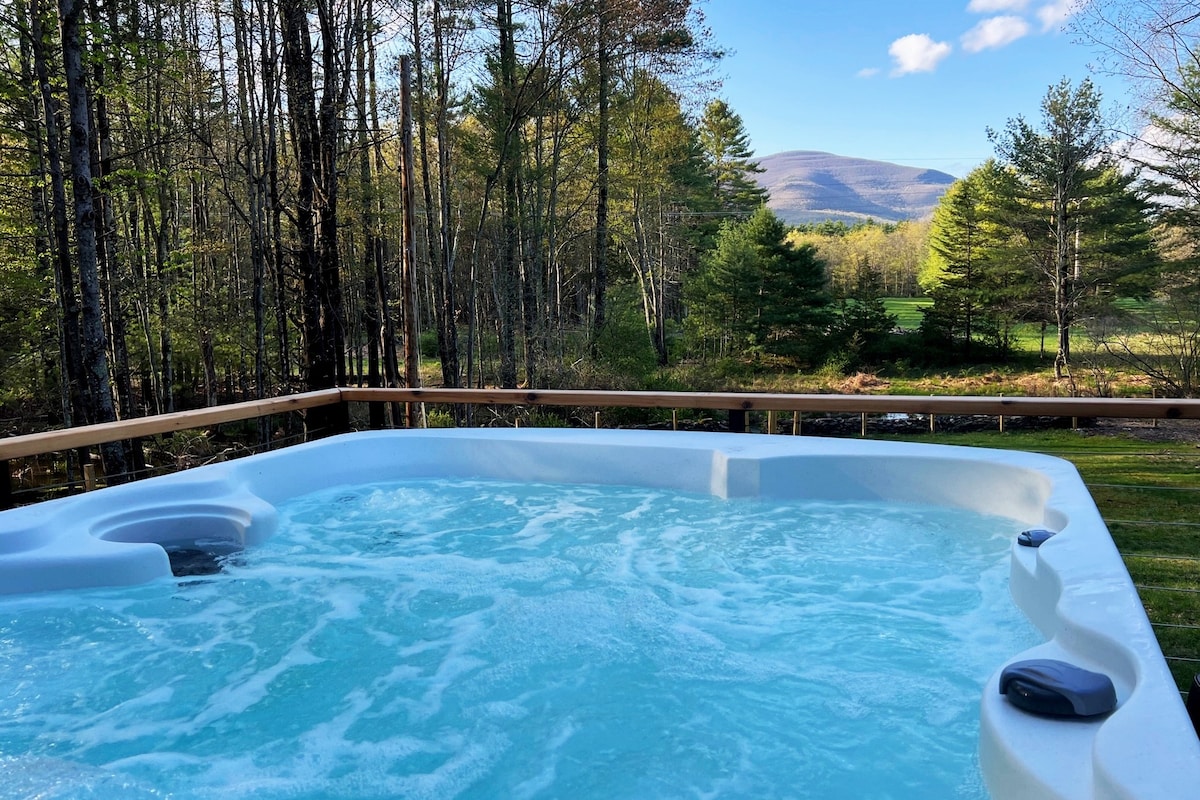 Stunning Mountain Views, Hot Tub, & Fireplace