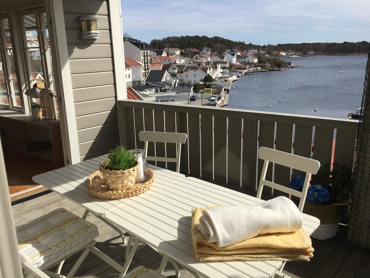 Central apartment with a balcony in Grimstad.