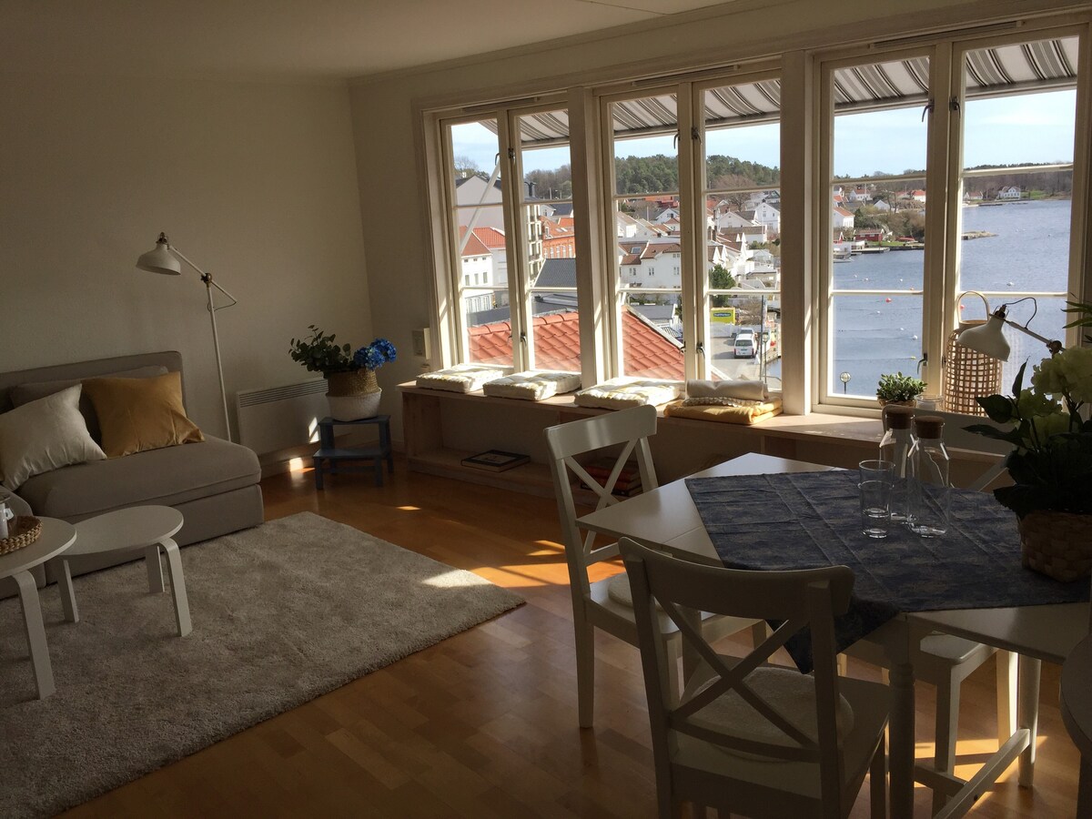 Central apartment with a balcony in Grimstad.