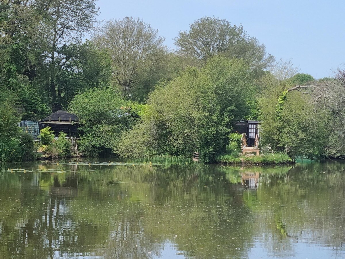 Private lakeside cabin with one bedroom