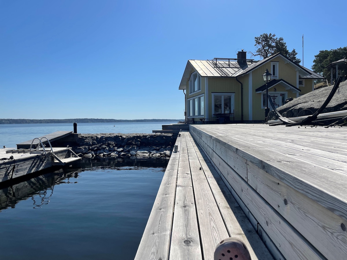 Pärla vid vattnet med bastu och egen brygga