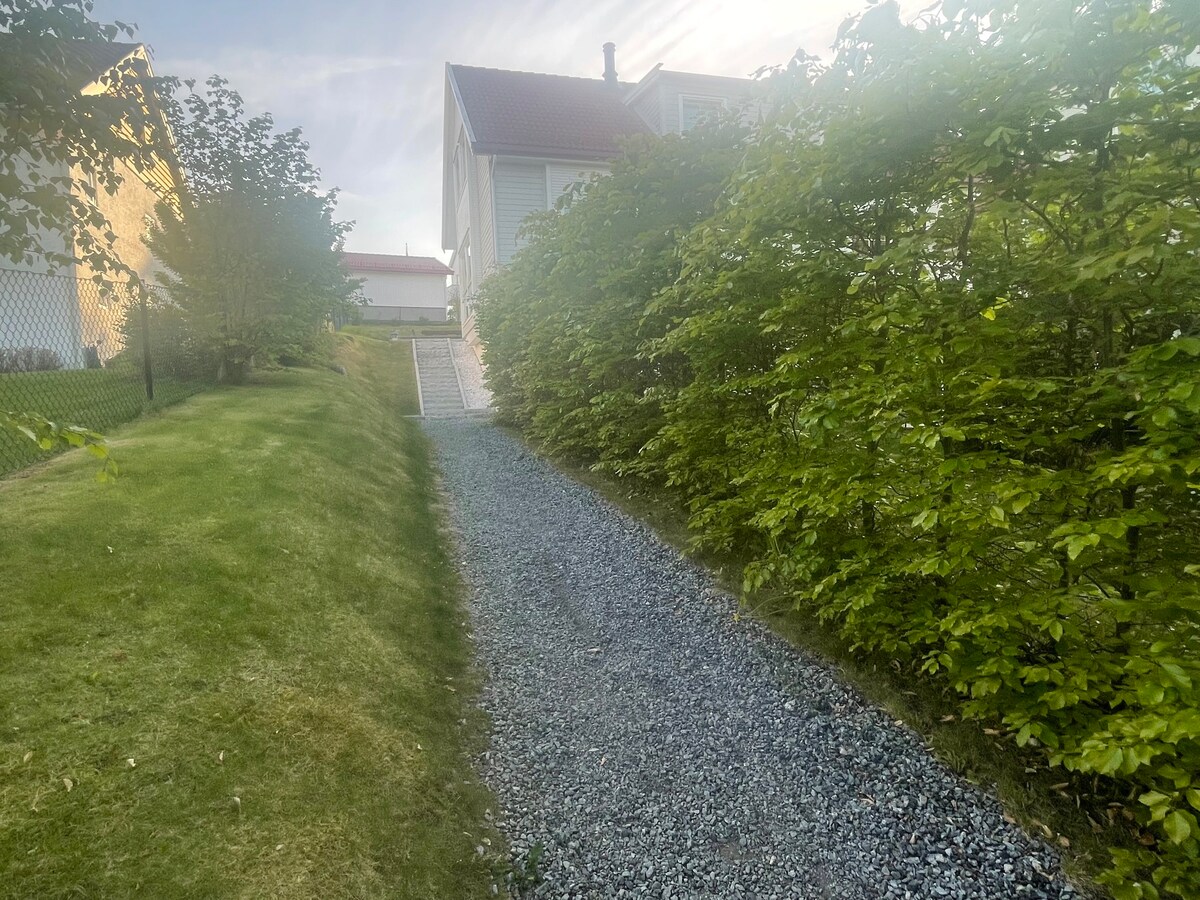 Nyere bolig på Røa med idyllisk uteområde