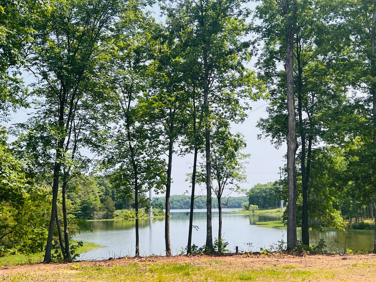 Lakeside Serenity: Cozy Retreat