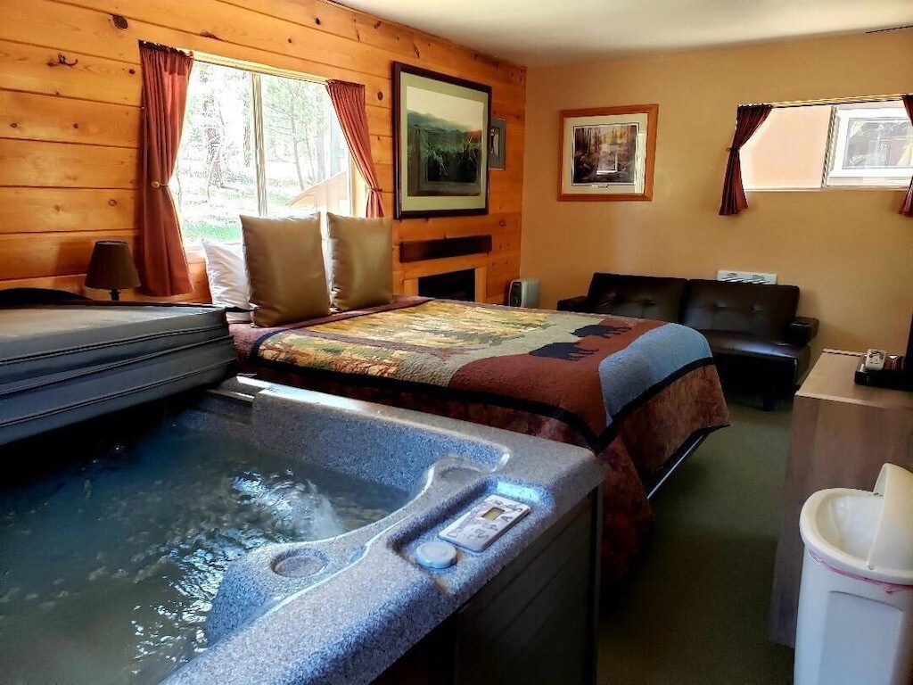 Cabin 4: Romantic in-room hottub and fireplace