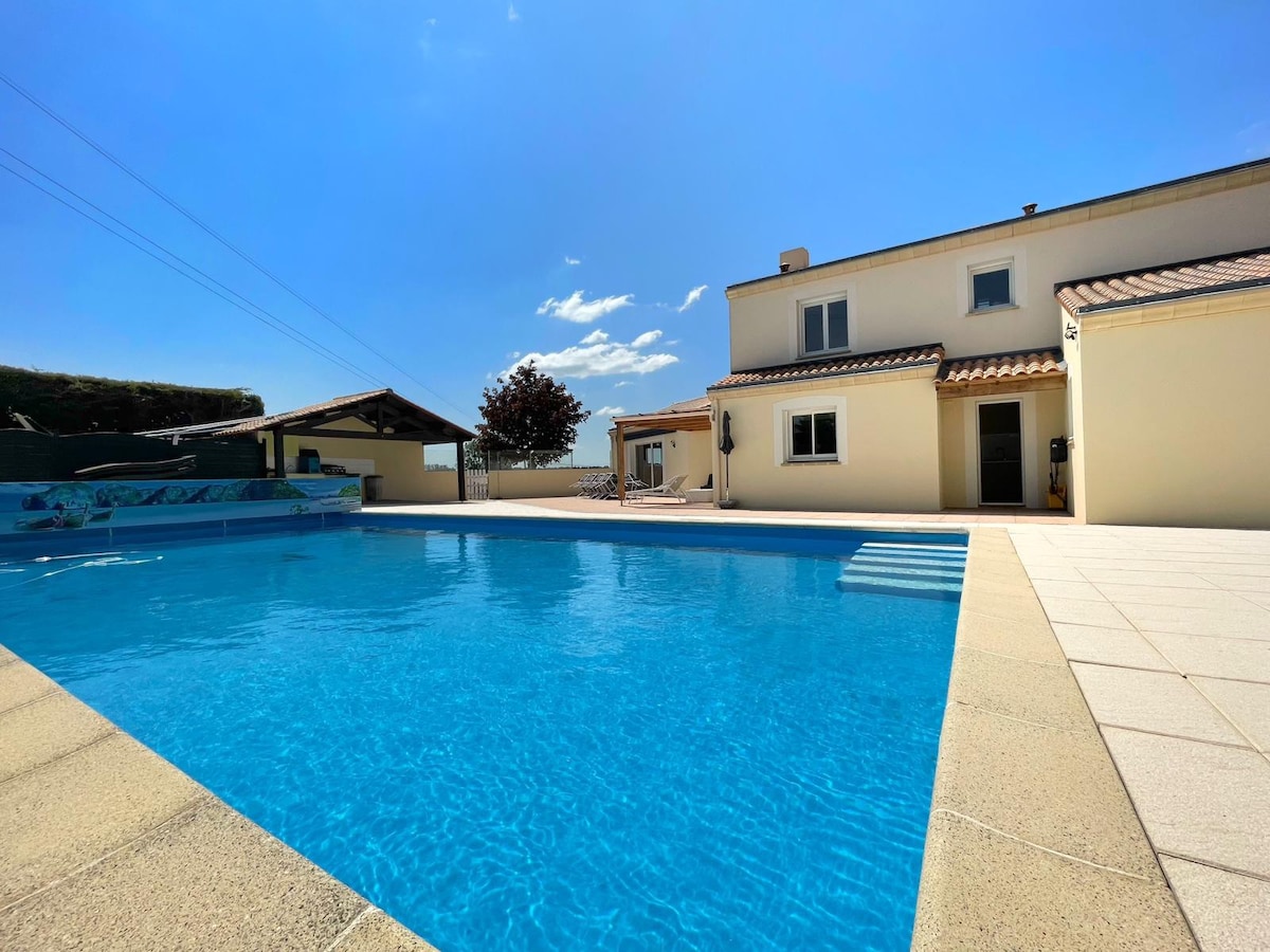 villa spacieuse avec piscine,  jacuzzi