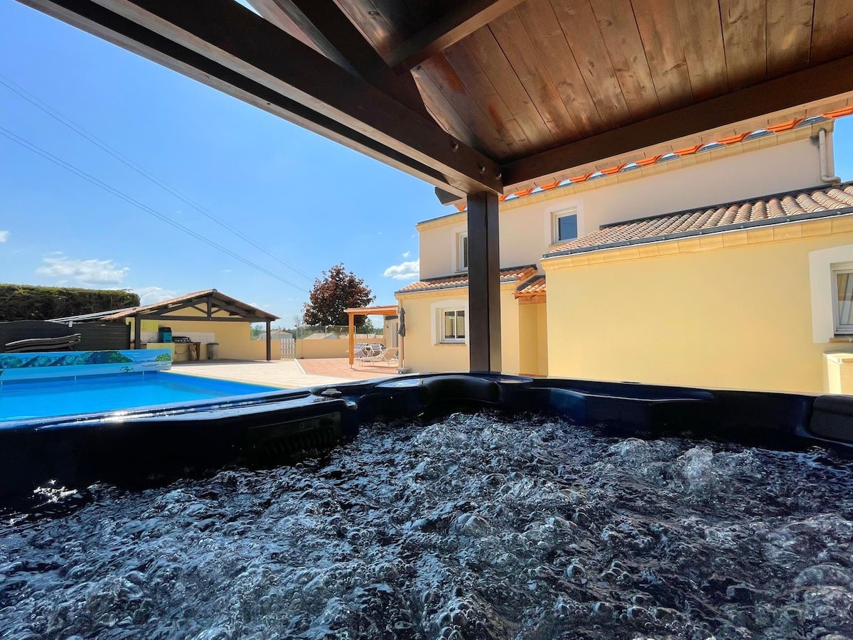 villa spacieuse avec piscine,  jacuzzi