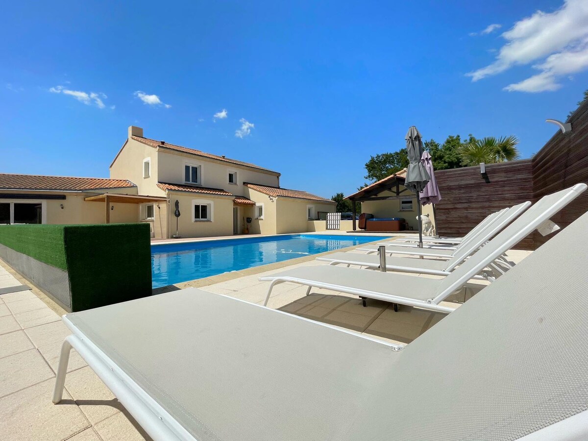 villa spacieuse avec piscine,  jacuzzi