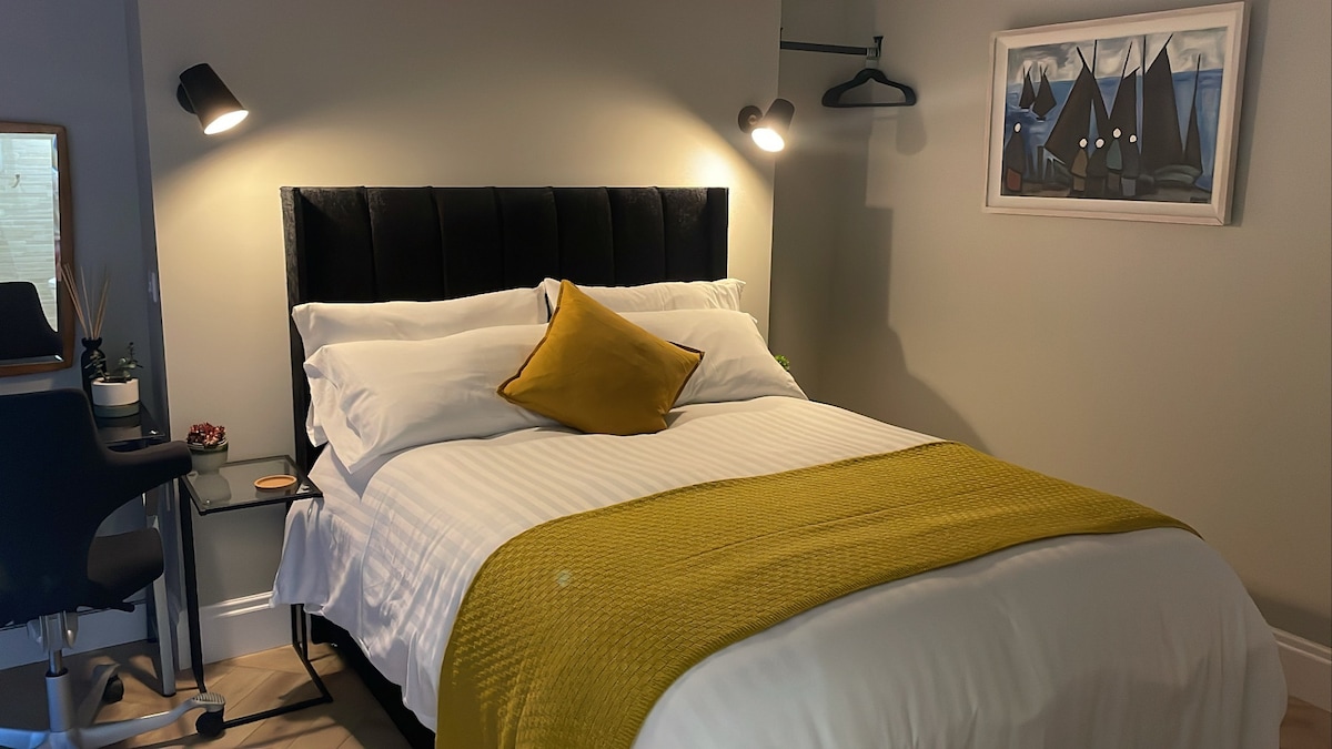 Stylish & Cosy Queen's Quarter Gem ~ Terrace ~ Pkg