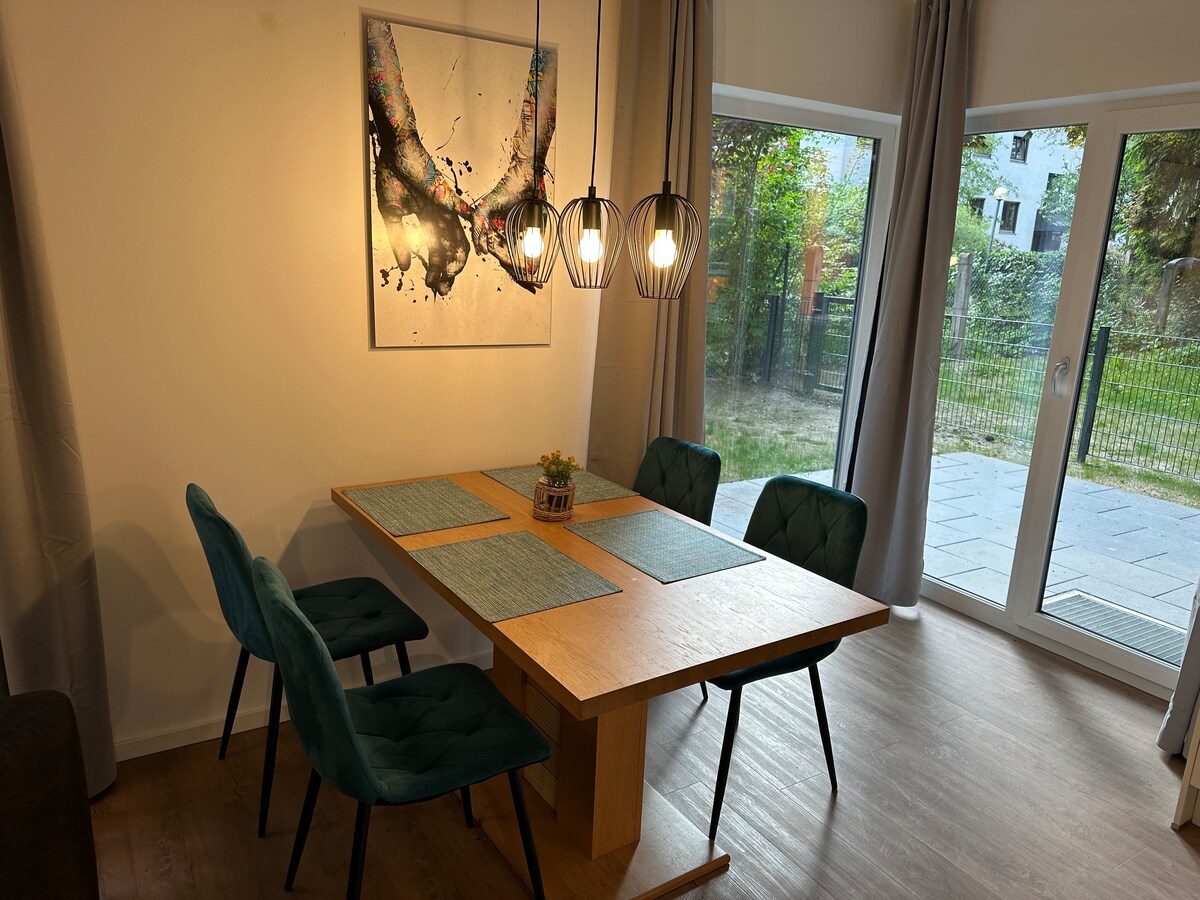 City center | Apt. for 2 | Own garden | Parking