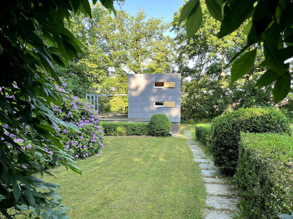 Drei Häuschen in idyllischer Gartenlandschaft