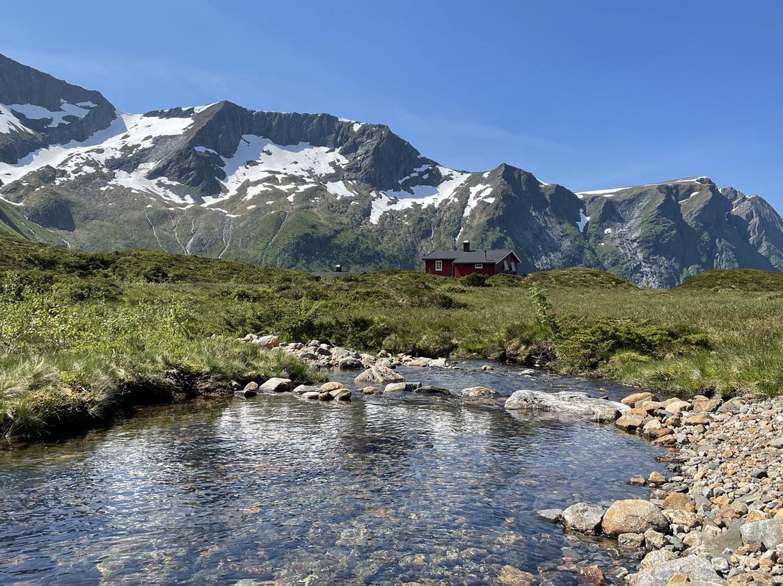 Sunnmørsalpane utanfor hyttedøra