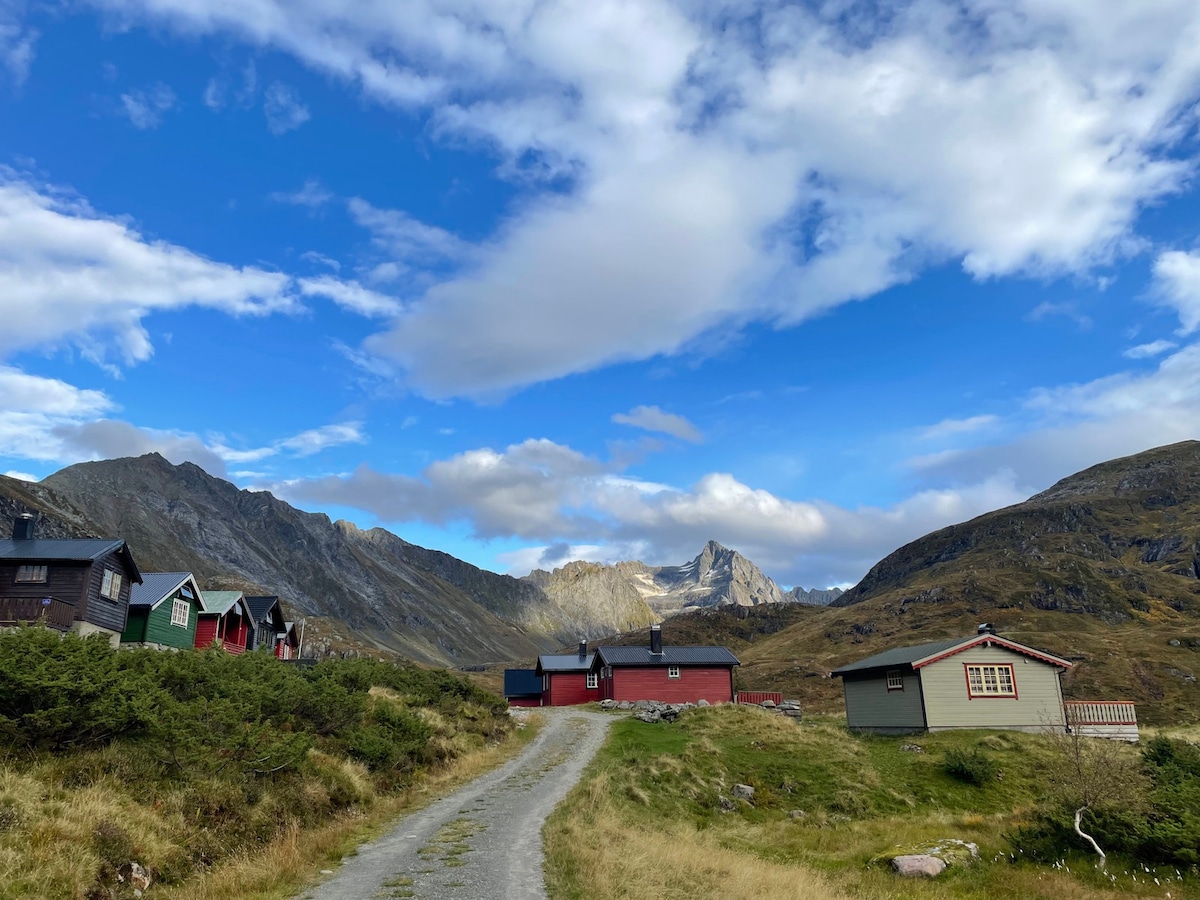 Sunnmørsalpane utanfor hyttedøra